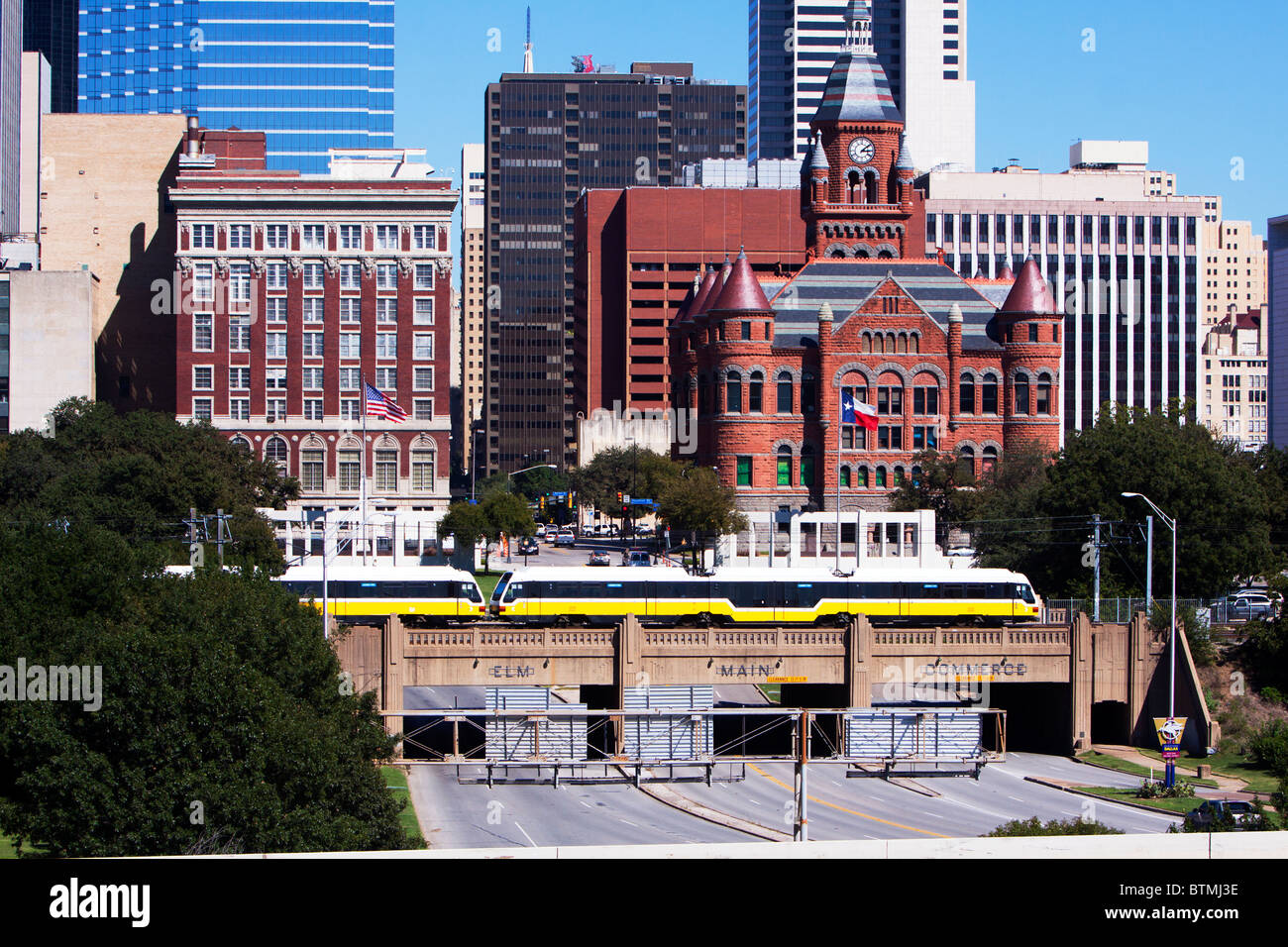 A Dallas Area Rapid Transit (DART) Linea ferroviaria leggera sopra le crociere il traffico nel centro di Dallas, Texas. Foto Stock