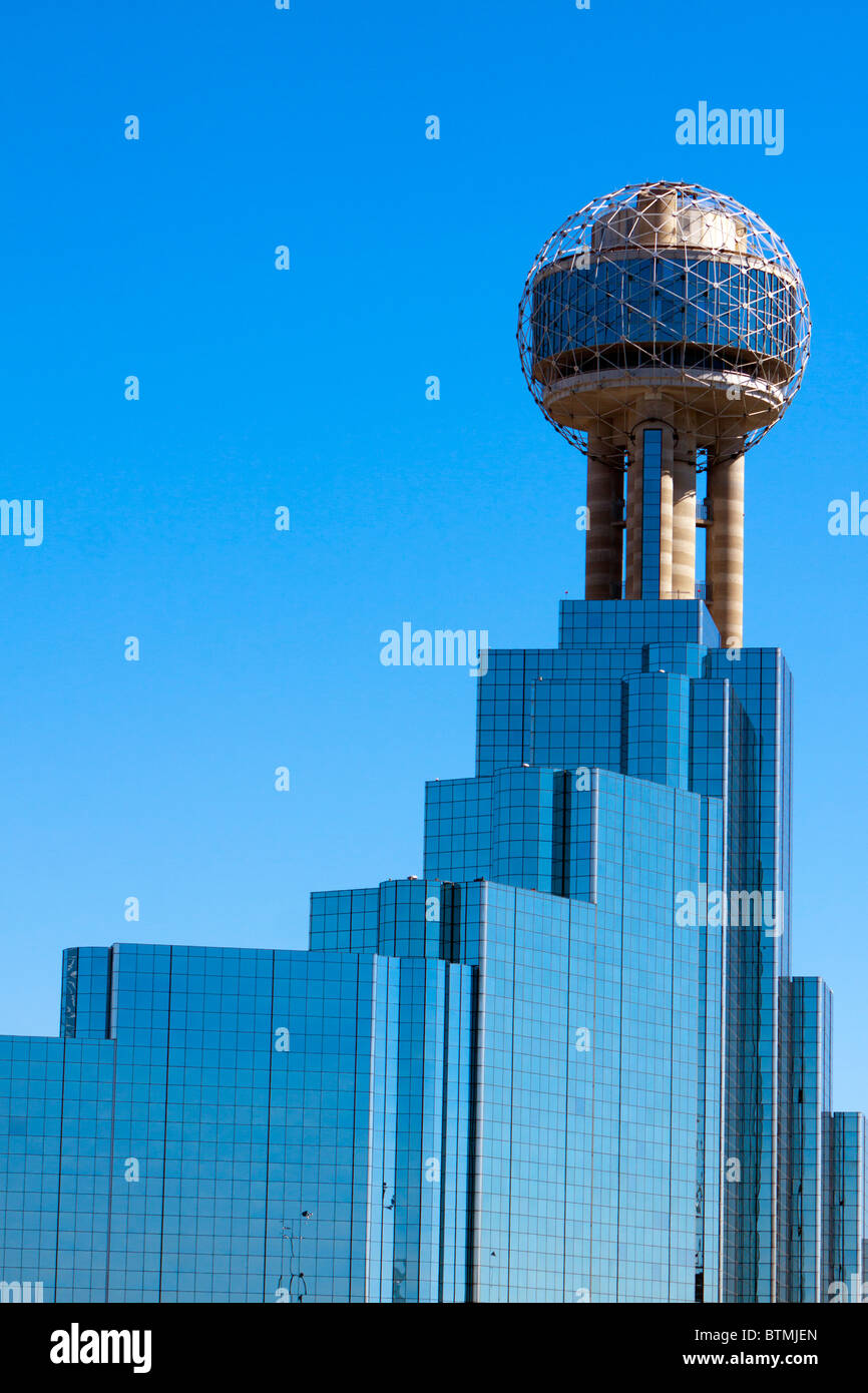 La Reunion Tower si erge sopra il centro cittadino di Dallas, Texas. Foto Stock