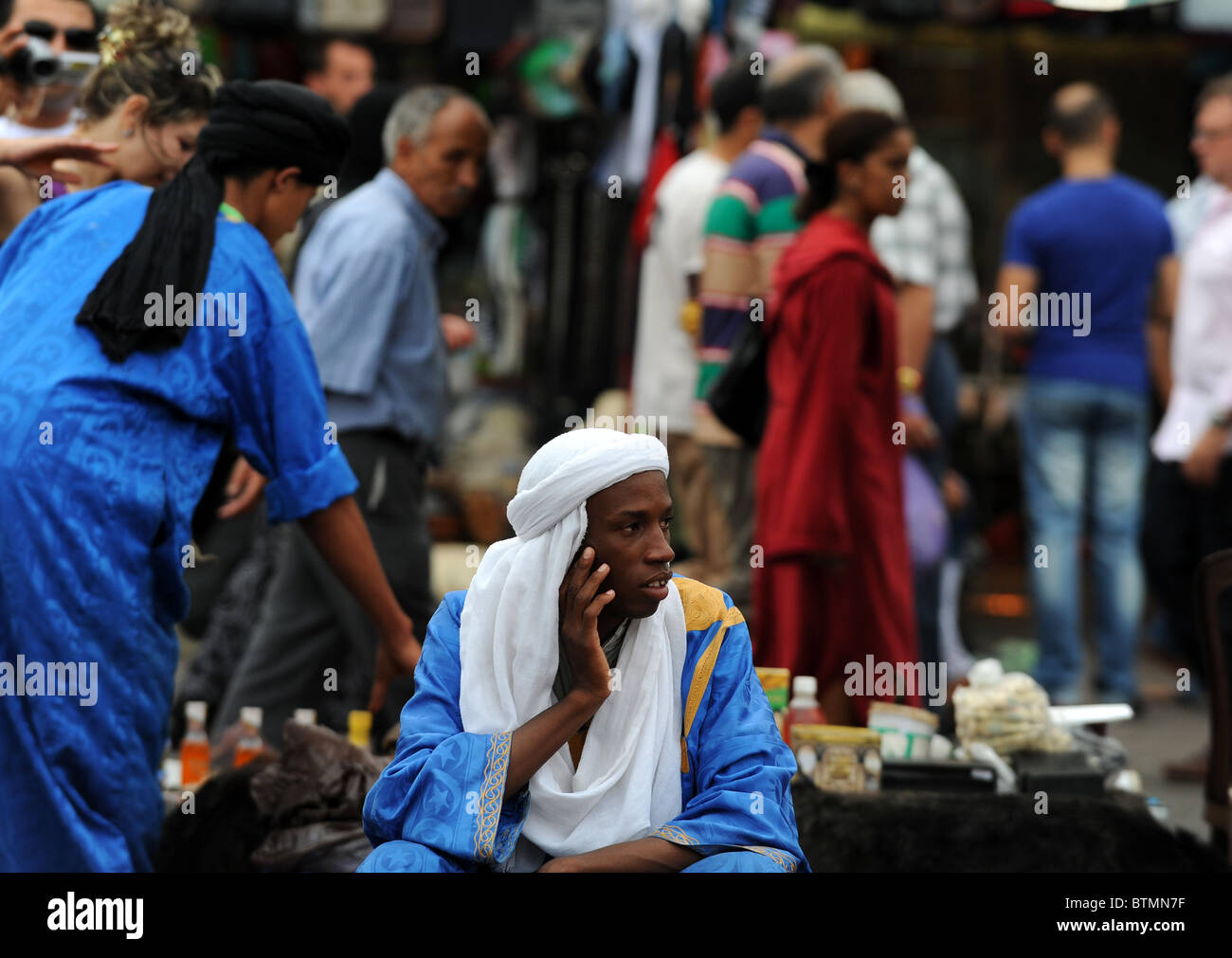 Serata in Djemaa el Fna quando tutta l'atmosfera diventa caricata con il buzz di attività e persone. Foto Stock