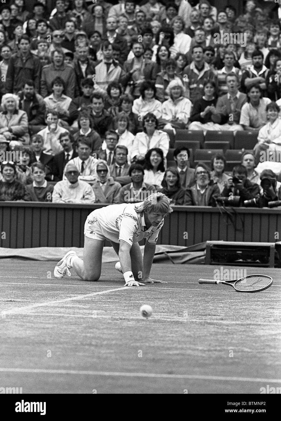 Boris Becker sul Centre Court contro Peter Doohan Wimbledon Tennis 6 Lug 1987 Foto Stock