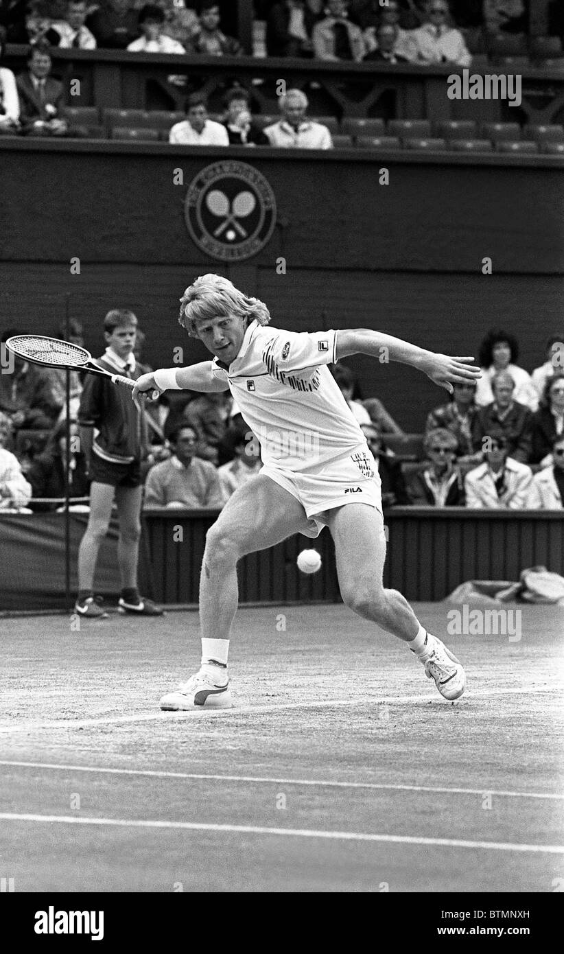 Boris Becker sul Centre Court contro Peter Doohan Wimbledon Tennis 6 Lug 1987 Foto Stock