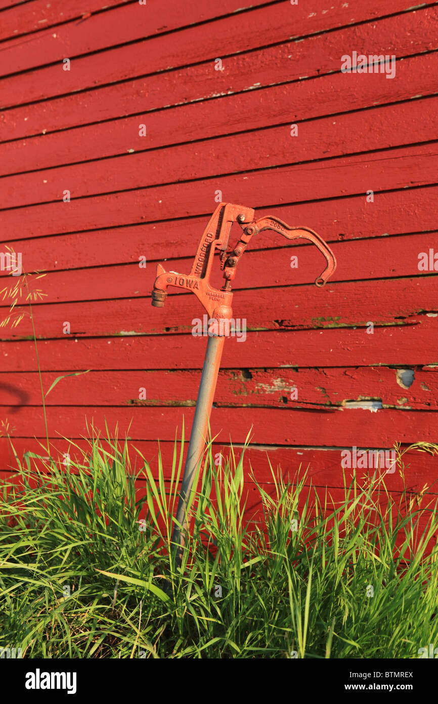 Idrante di acqua nello Iowa nella parte anteriore del rosso presepe di mais fienile Foto Stock
