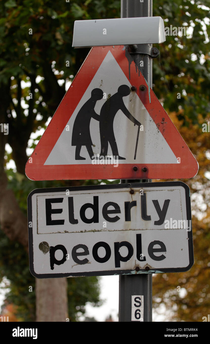Le persone anziane sign in cattivo stato di manutenzione: simbolico di abbandono. Foto Stock