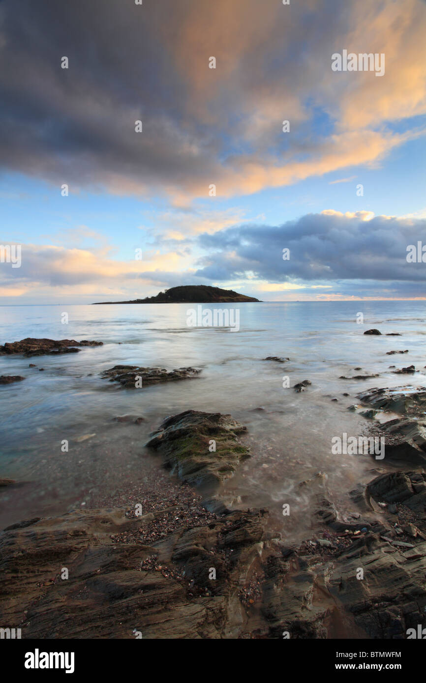 St Georges isola catturato dalle rocce al di sotto della parete del mare a West Looe, Cornwall Foto Stock