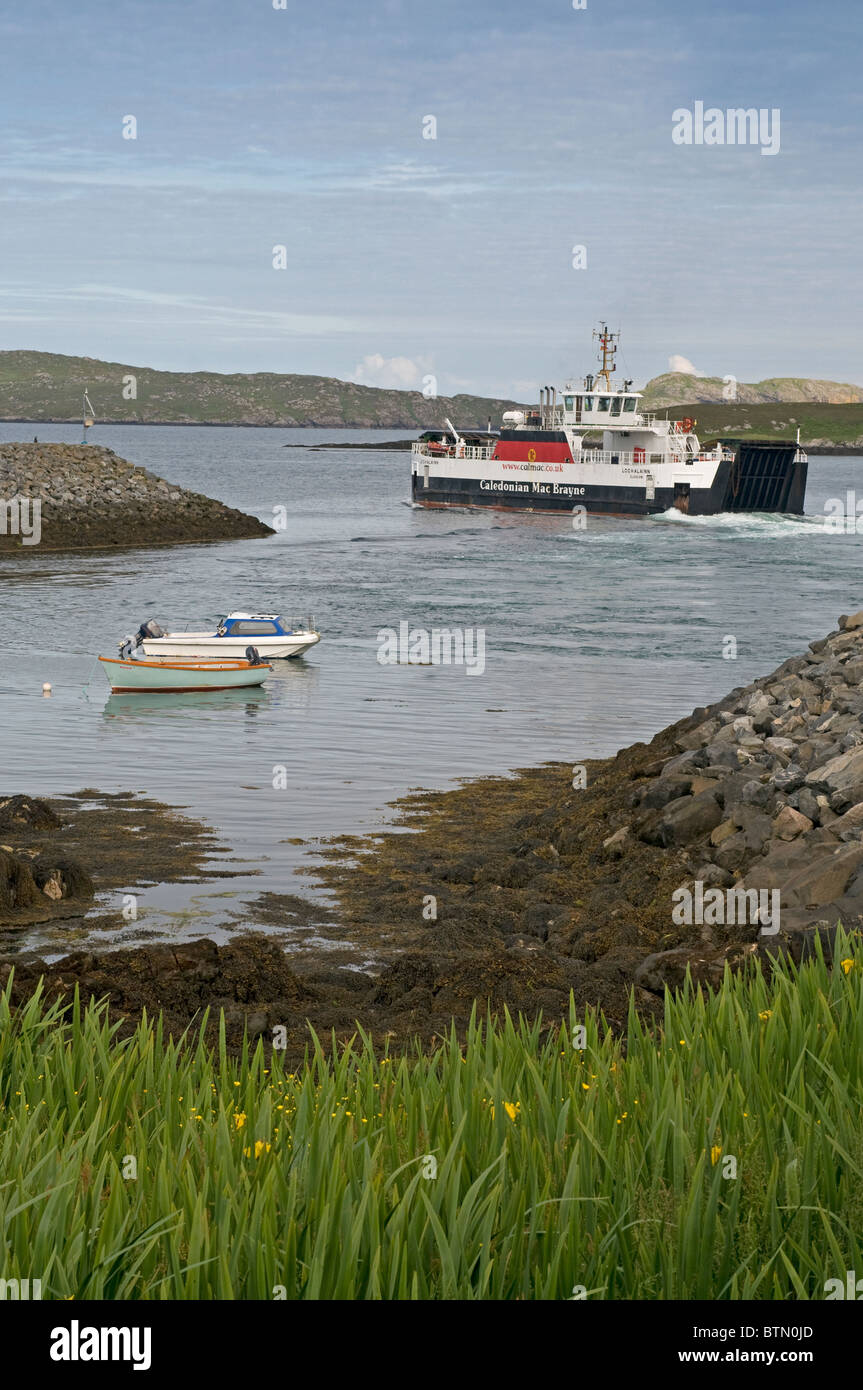 La MV Loch Alainn lasciando il terminale Ardmor per la traversata di Eriskay, Ebridi, Scozia. SCO 6612 Foto Stock