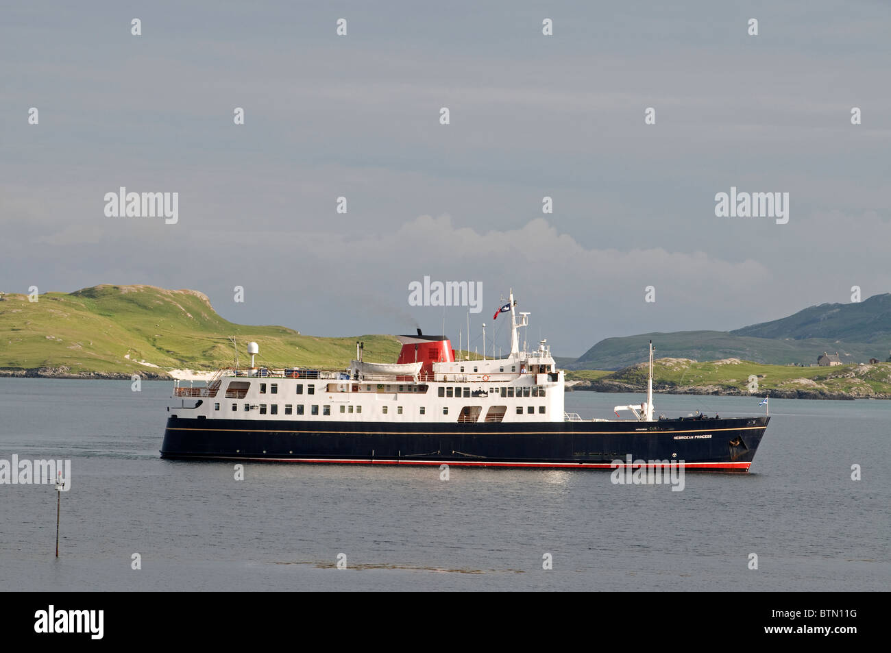 La piccola lussuosa nave da crociera in arrivo in Castlebay Isle of Barra, Ebridi Esterne, Scozia. SCO 6613 Foto Stock