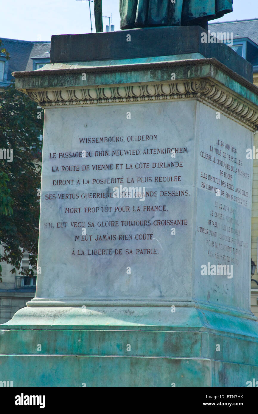 Sotto la statua di Louis Lazare Hoche, un'iscrizione. Versailles, Francia Foto Stock