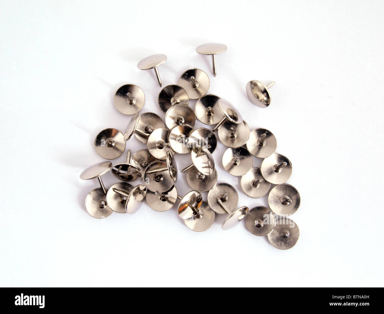 Una puntina da disegno o disegno pin su sfondo bianco. Foto Stock