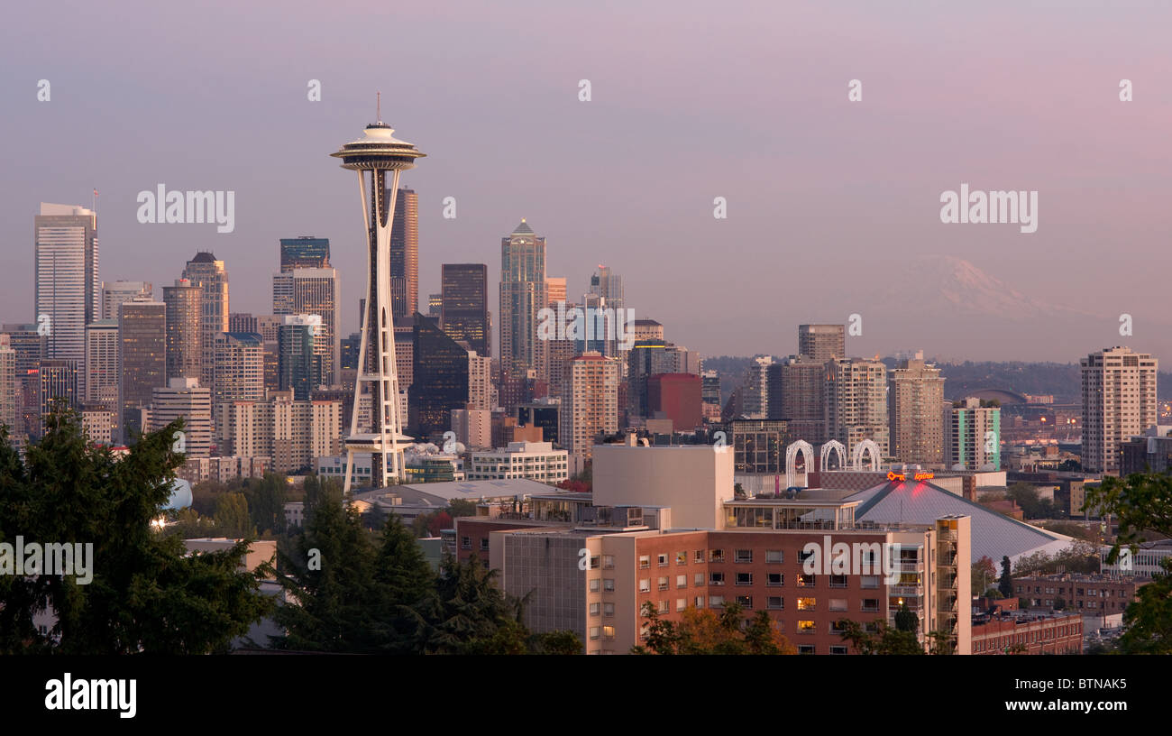 Downtown Seattle Washington con lo Space Needle e il Monte Rainier Foto Stock