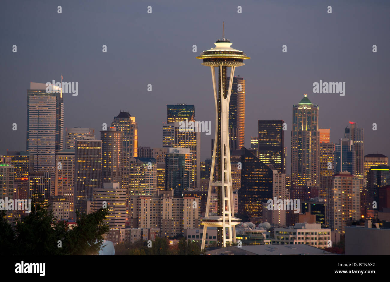 Downtown Seattle Washington con lo Space Needle e il Monte Rainier Foto Stock