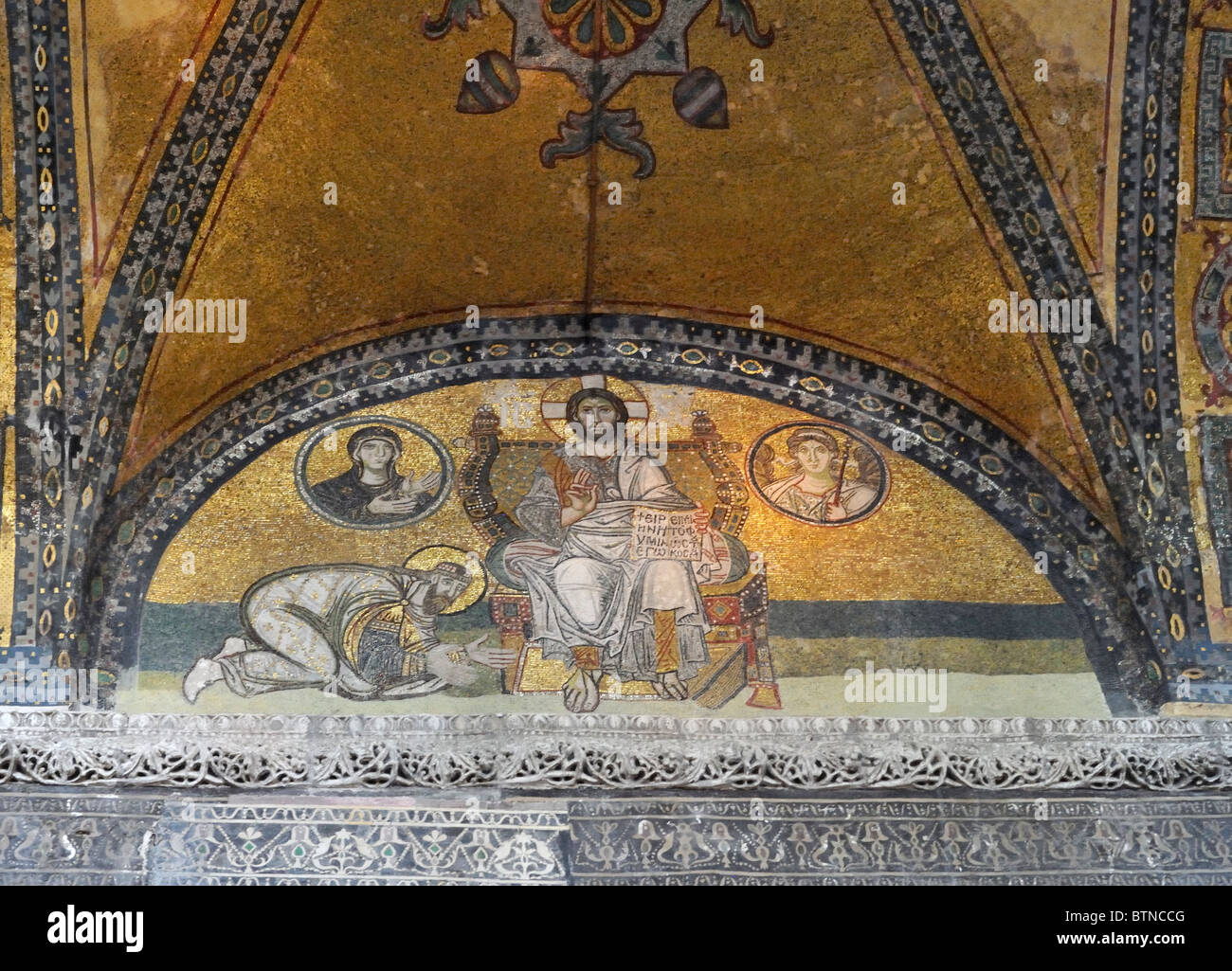 Il mosaico raffigurante il Cristo, Maria, un angelo e un inginocchiarsi imperatore Leone VI, il saggio 886-912, Aya Sofya, İstanbul, Turchia 100917_36277 Foto Stock