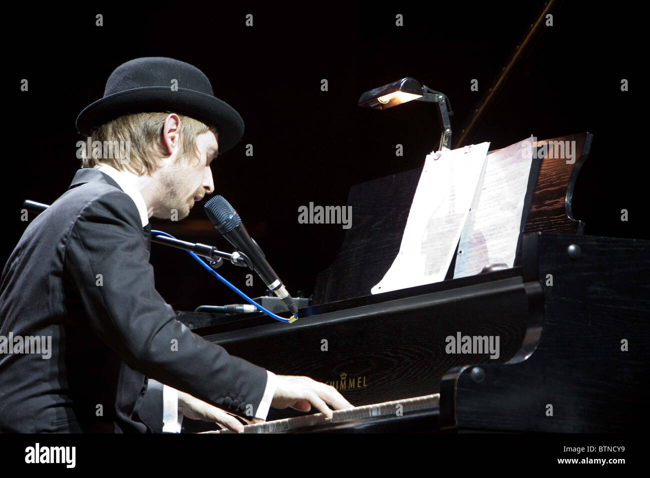 Neil Hannon della Divina Commedia di eseguire presso la Concert Hall, lettura Foto Stock