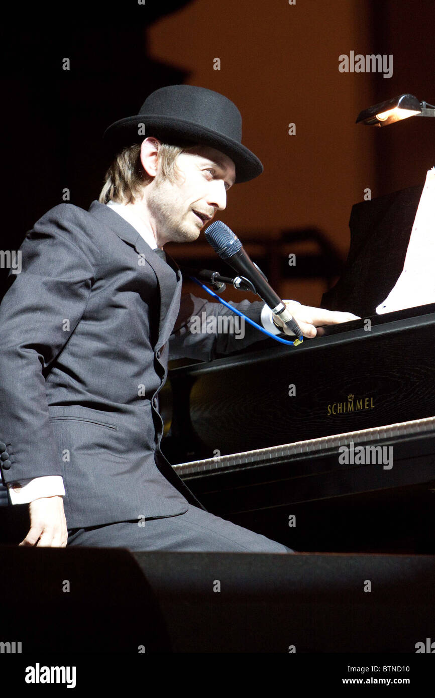 Neil Hannon della Divina Commedia di eseguire presso la Concert Hall, lettura Foto Stock