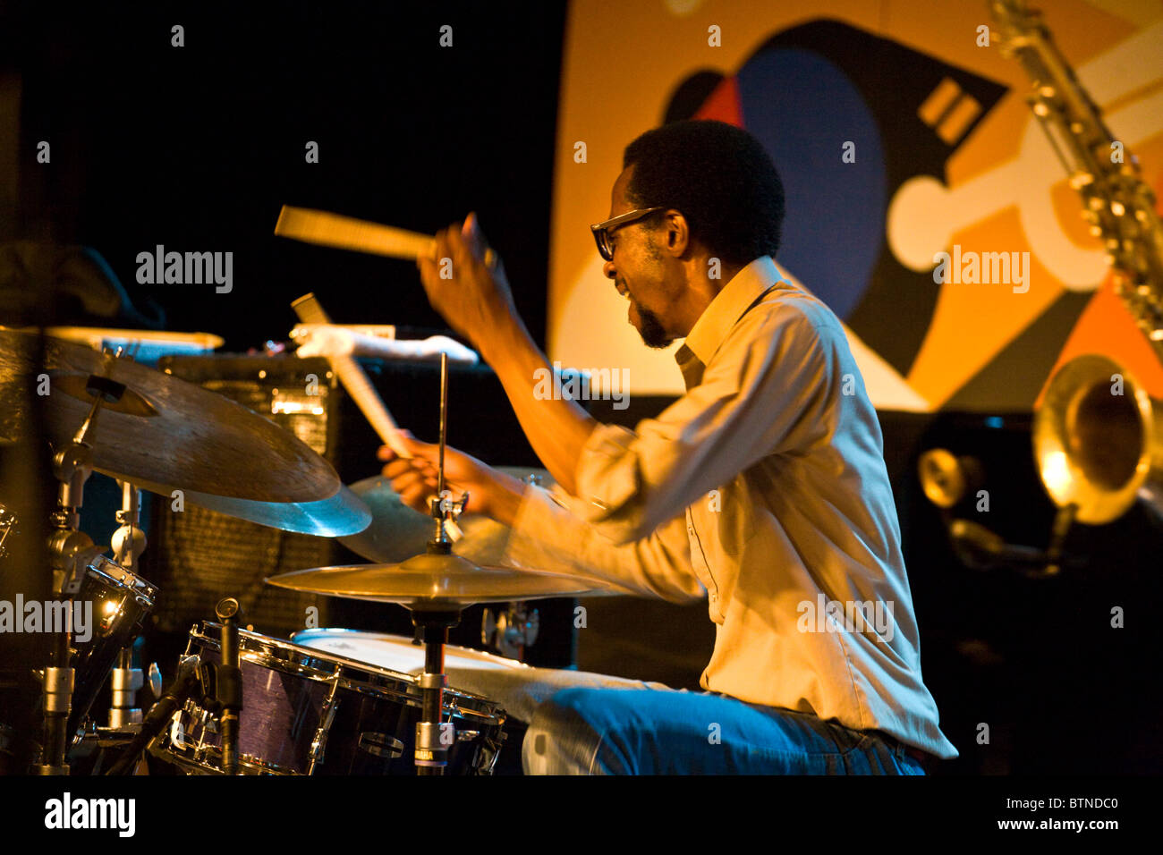Lama di Brian suona la batteria con JOHN PATITUCCI TRIO al 2009 MONTEREY JAZZ FESTIVAL - California Foto Stock
