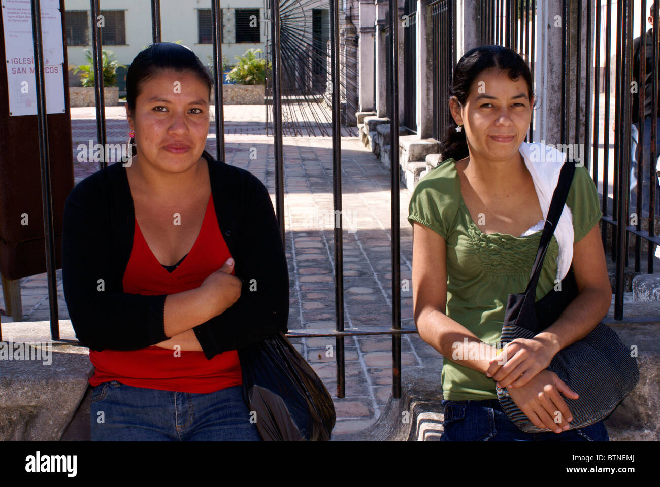 Due giovani donne honduregna nella città coloniale spagnola di Gracias Lempira,, Honduras Foto Stock