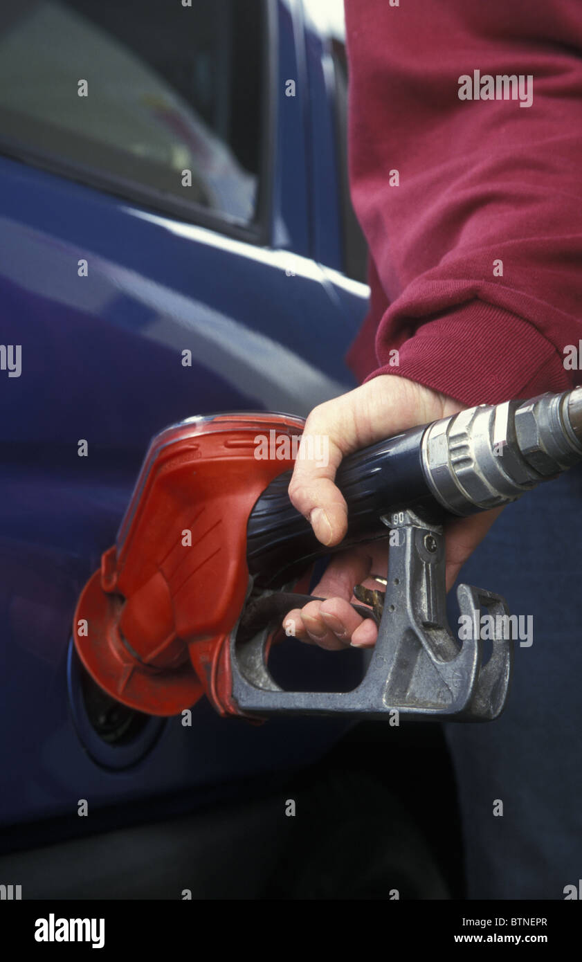 Persona di mettere benzina nella macchina Foto Stock