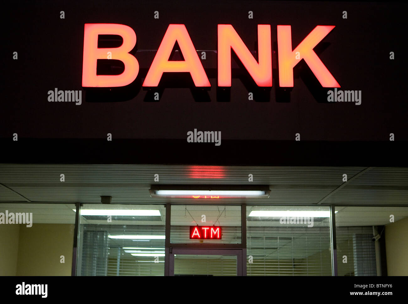 Una banca insegna al neon. Foto Stock