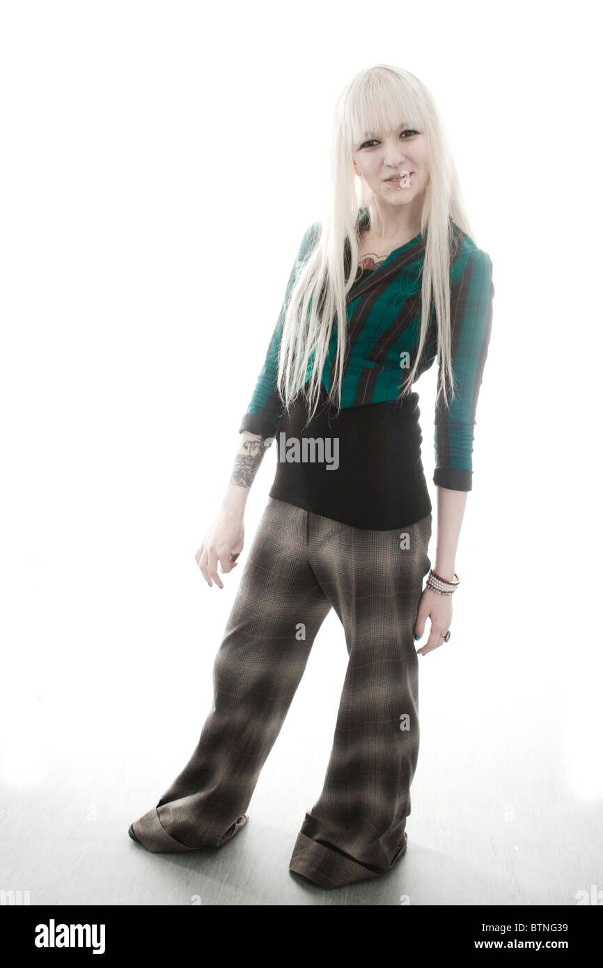 Una giovane donna bionda che indossa plaid vestiti in un tomboy moda Foto  stock - Alamy
