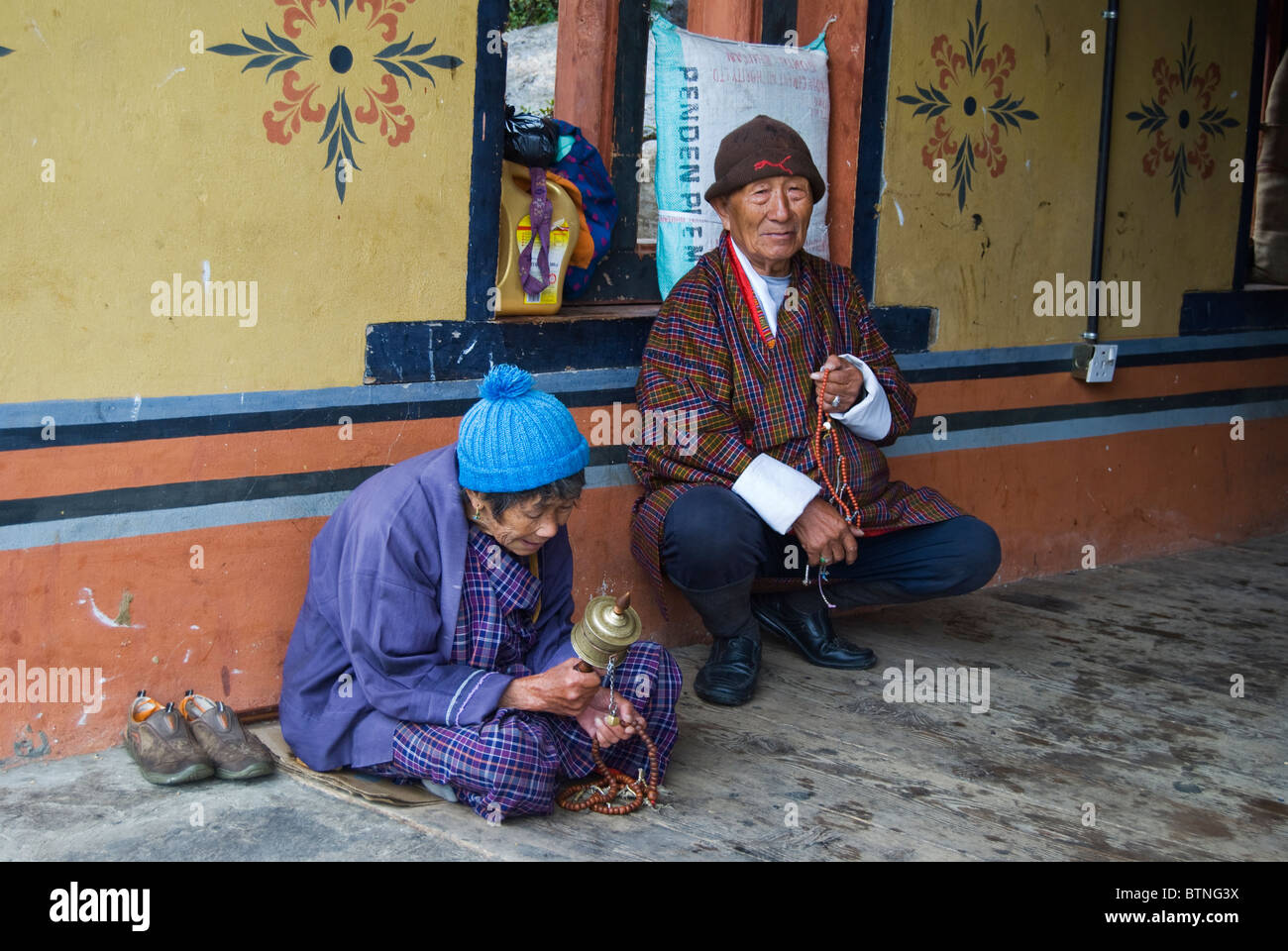 Preghiera presso il Memorial Chorten di Thimphu Bhutan Foto Stock