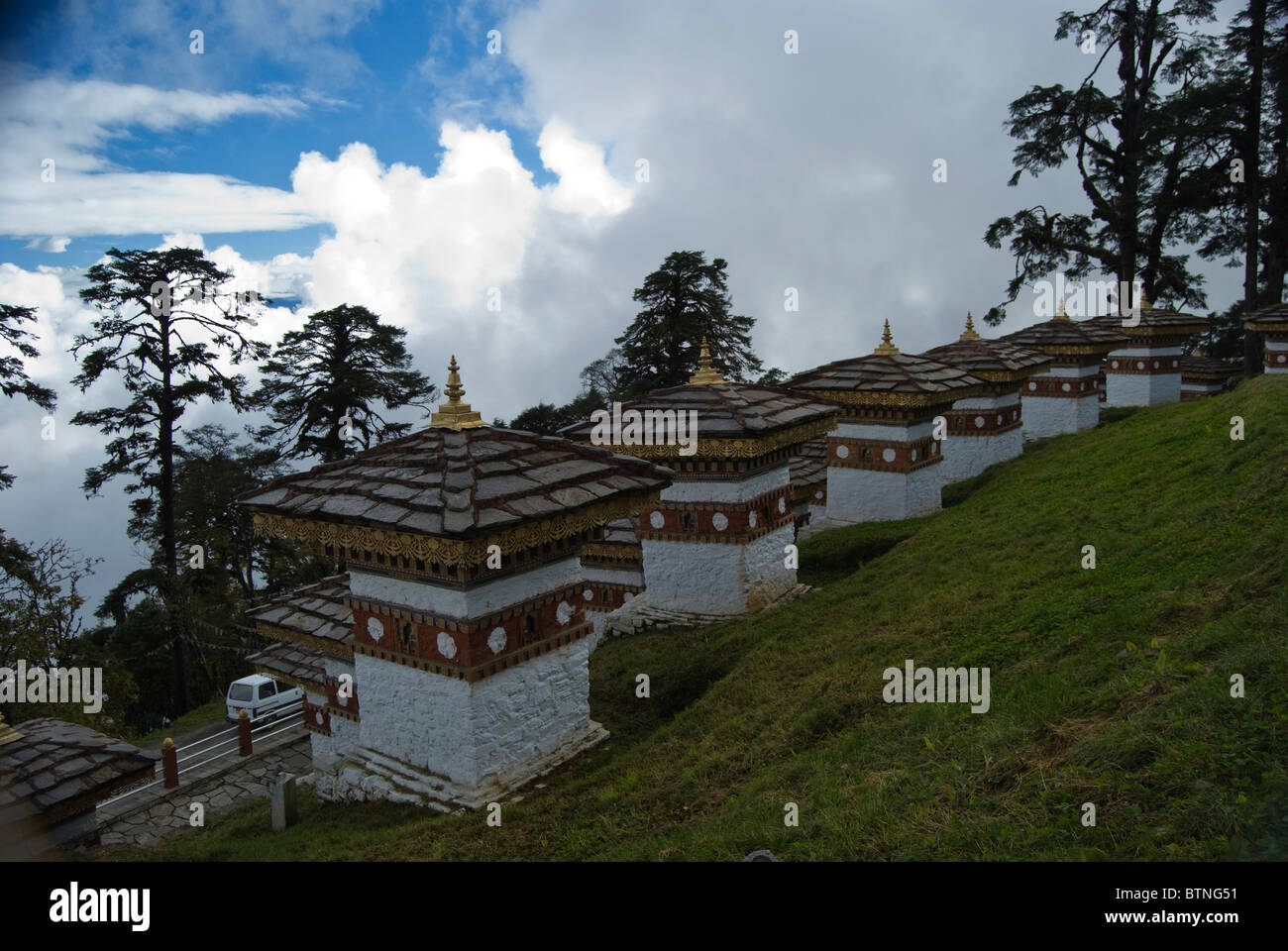 La 108 Chortens, Druk Wnagyal Chortens su Dochu-la pass in modo da Thimphu a Punakha, Bhutan Foto Stock