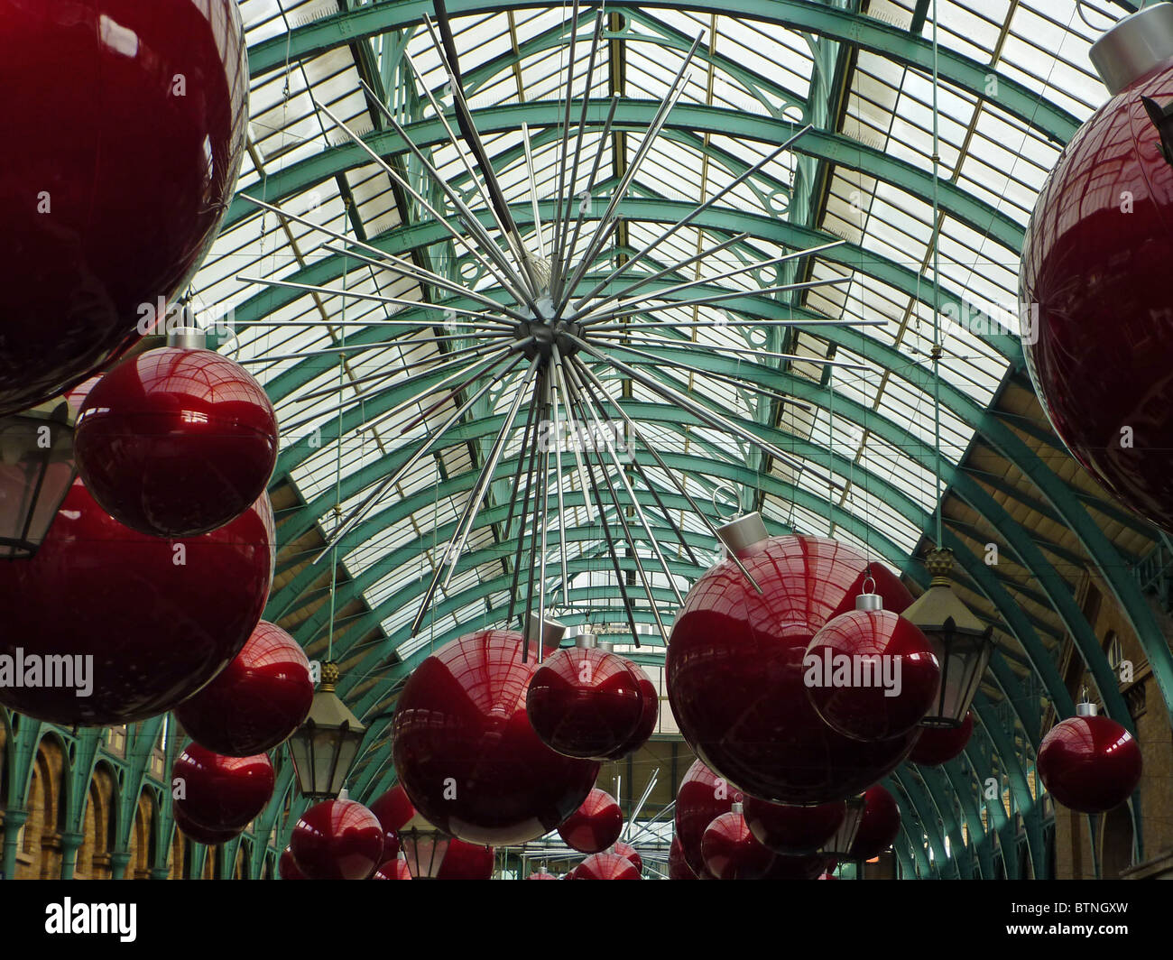 Le decorazioni di Natale al Covent Garden di Londra nel 2010 Foto Stock