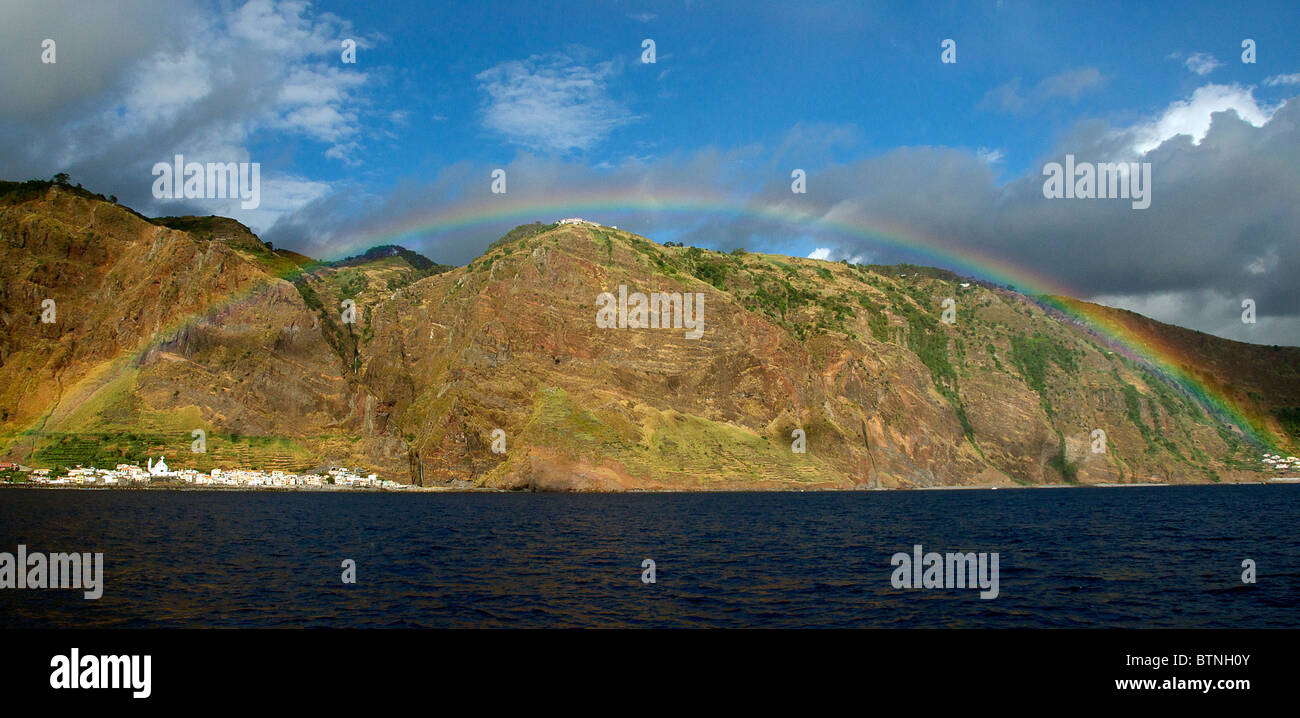 Rainbow su Paul do Mar costa sud-ovest Madeira Portogallo Foto Stock