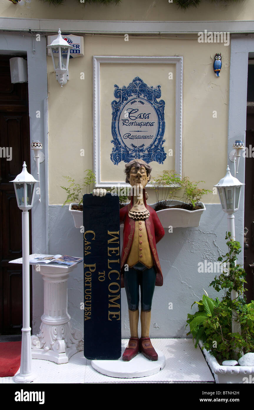 Ristorante davanti casa portoghese Funchal Città Vecchia Madeira Portogallo Foto Stock