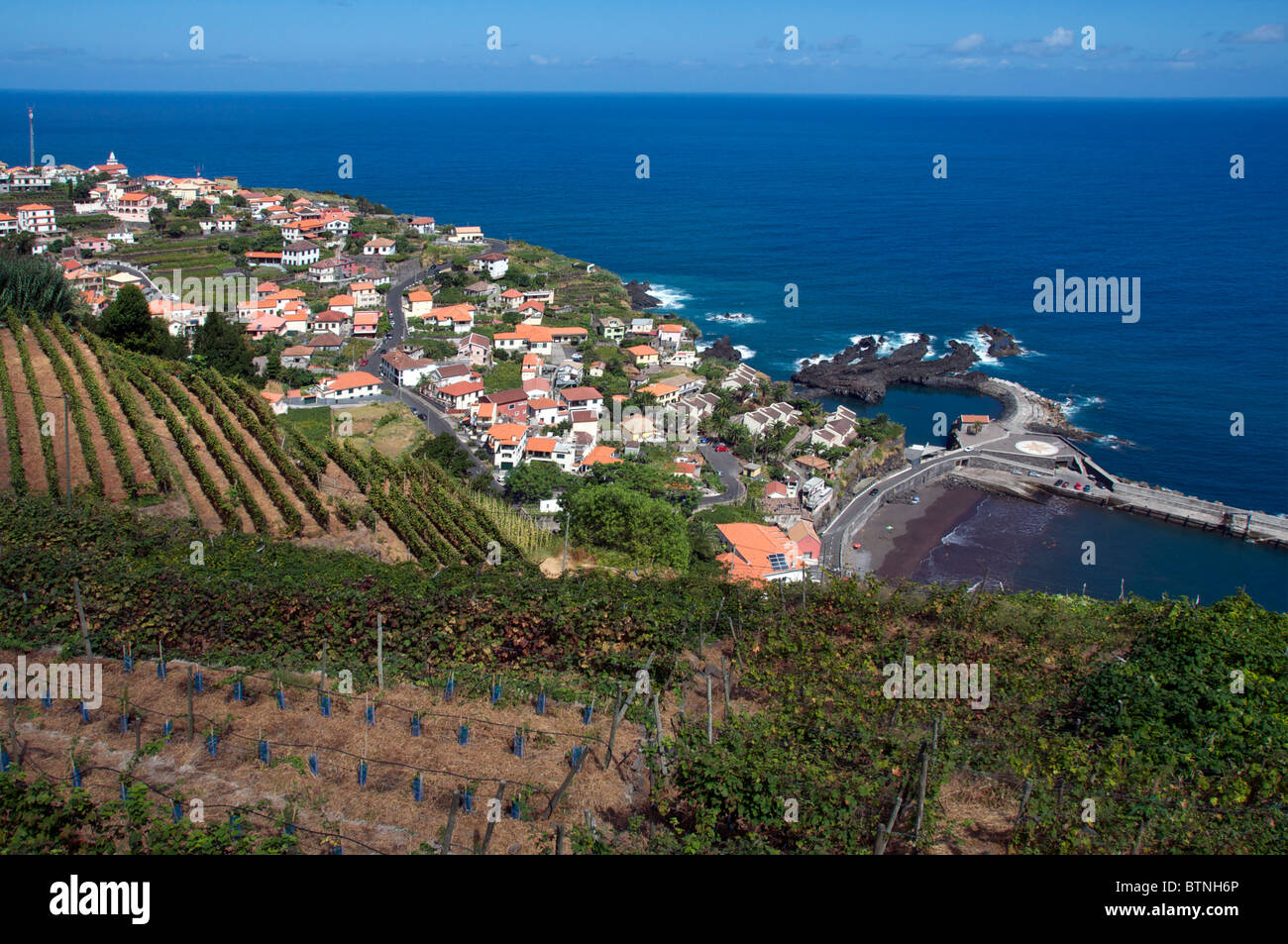 Vista dall'alto di Seixal con vigneti in primo piano costa nord di Madeira Portogallo Foto Stock