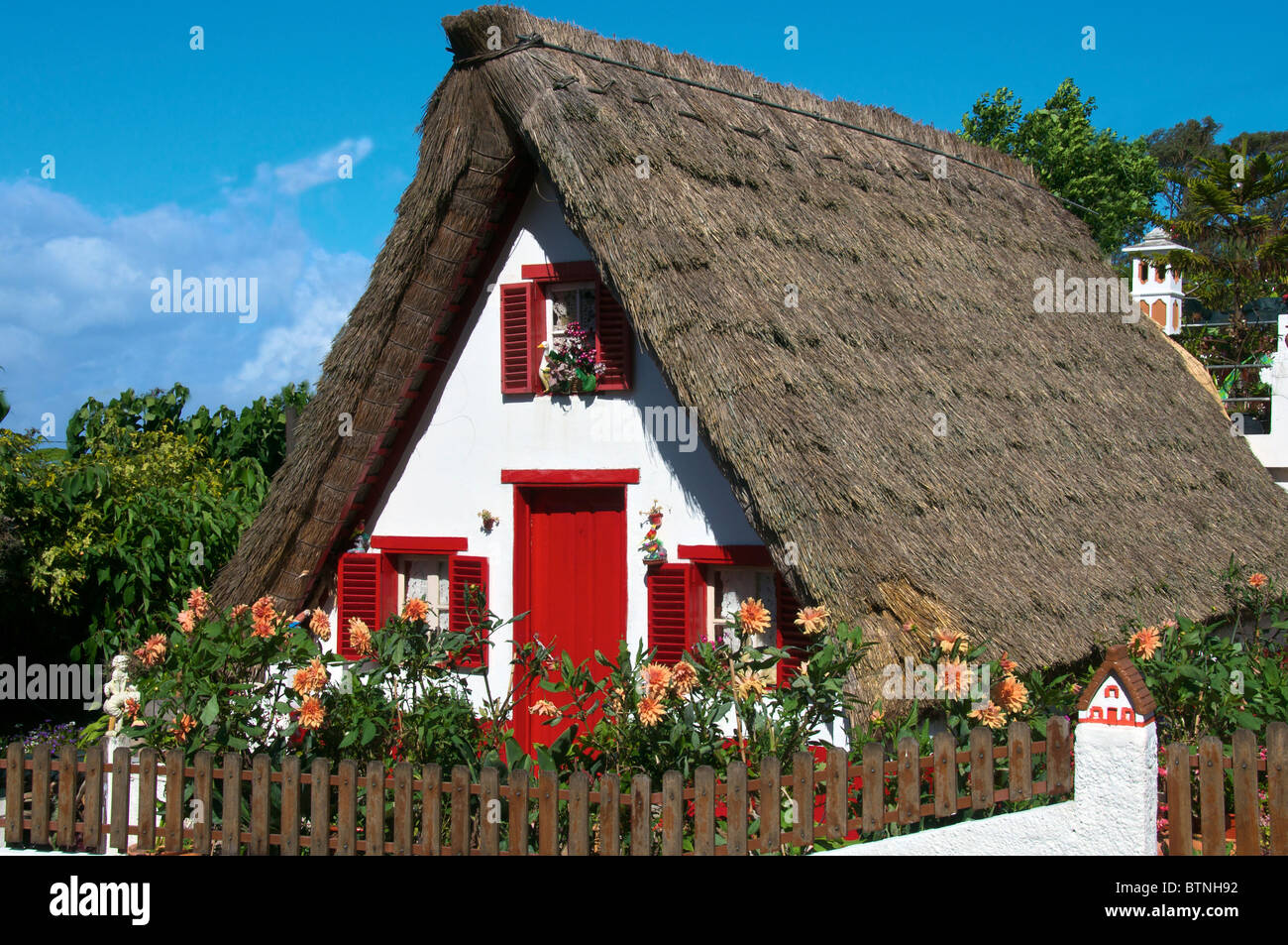 Tradizionale cottage con il tetto di paglia Santana Madeira Portogallo Foto Stock