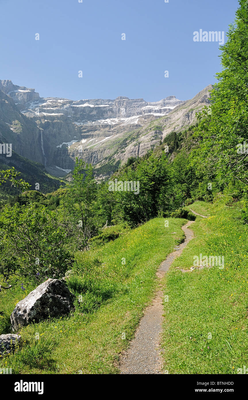 Il sentiero che conduce al Cirque de Gavarnie, Parco Nazionale dei Pirenei, Francia. Foto Stock