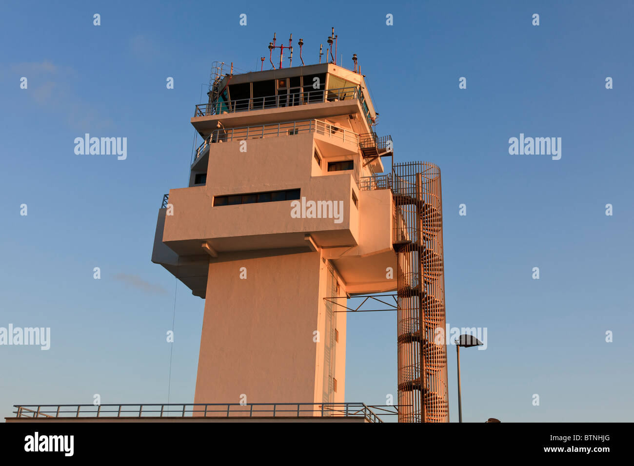 La torre di controllo al Reina Sofia TFS aeroporto di Tenerife Sur nelle Isole Canarie Spagna Europa Foto Stock