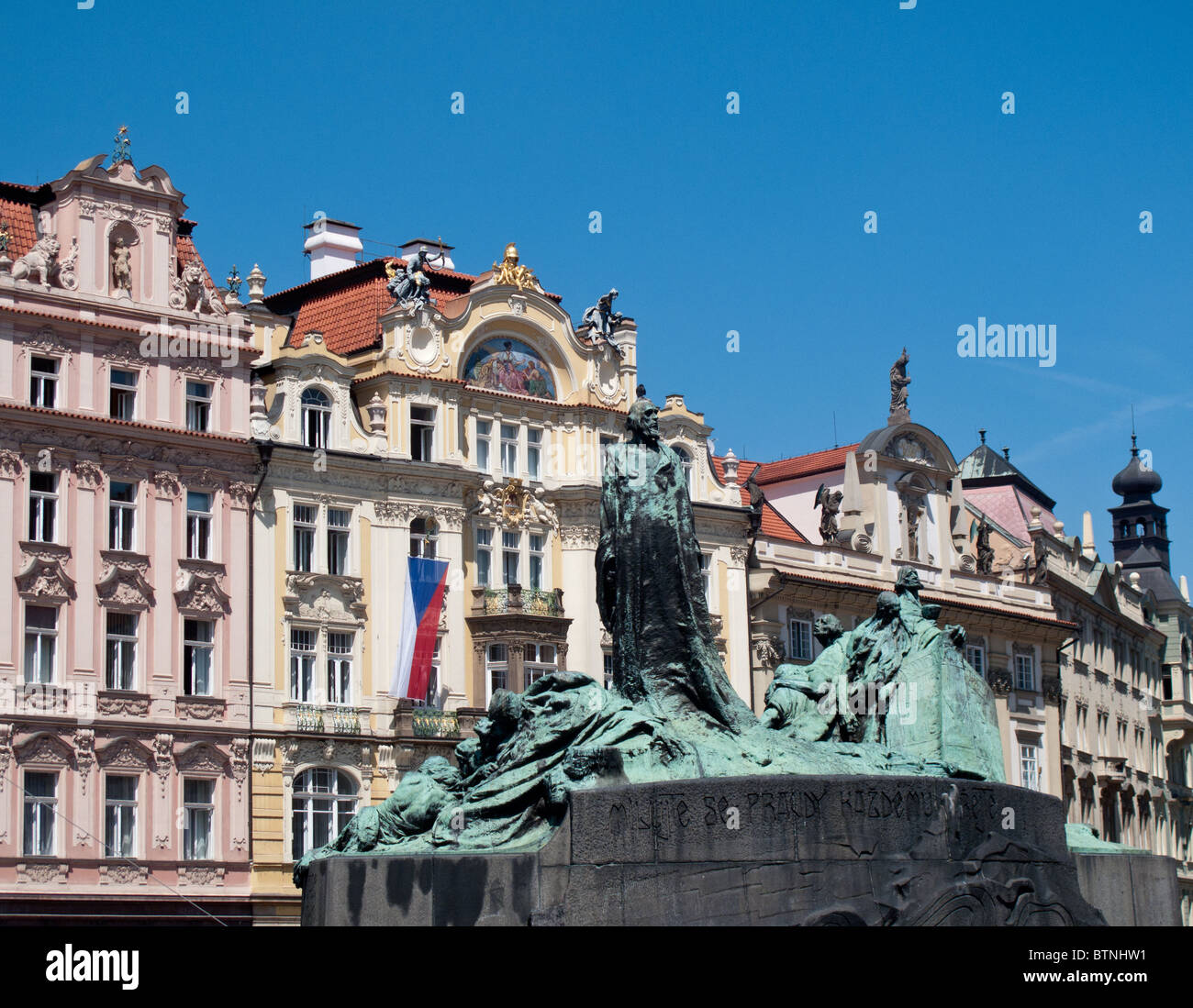 Antica statua nella piazza principale di Praga nella Repubblica Ceca Foto Stock