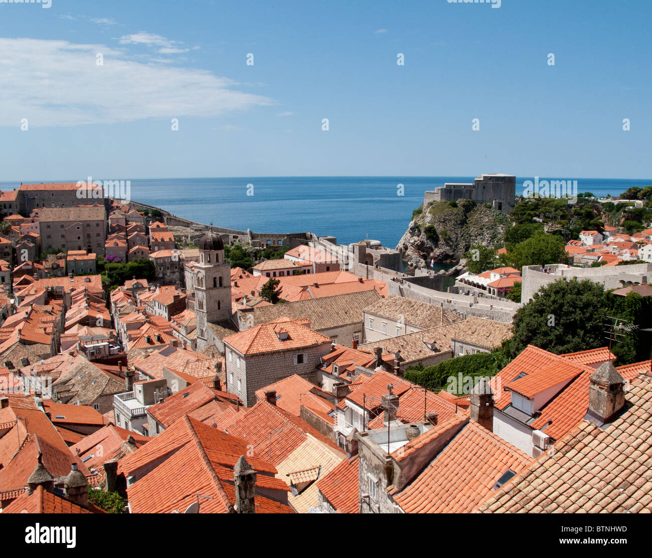 Vista sopra i tetti di Dubrovnik a torre e oceano distante, Croazia Foto Stock