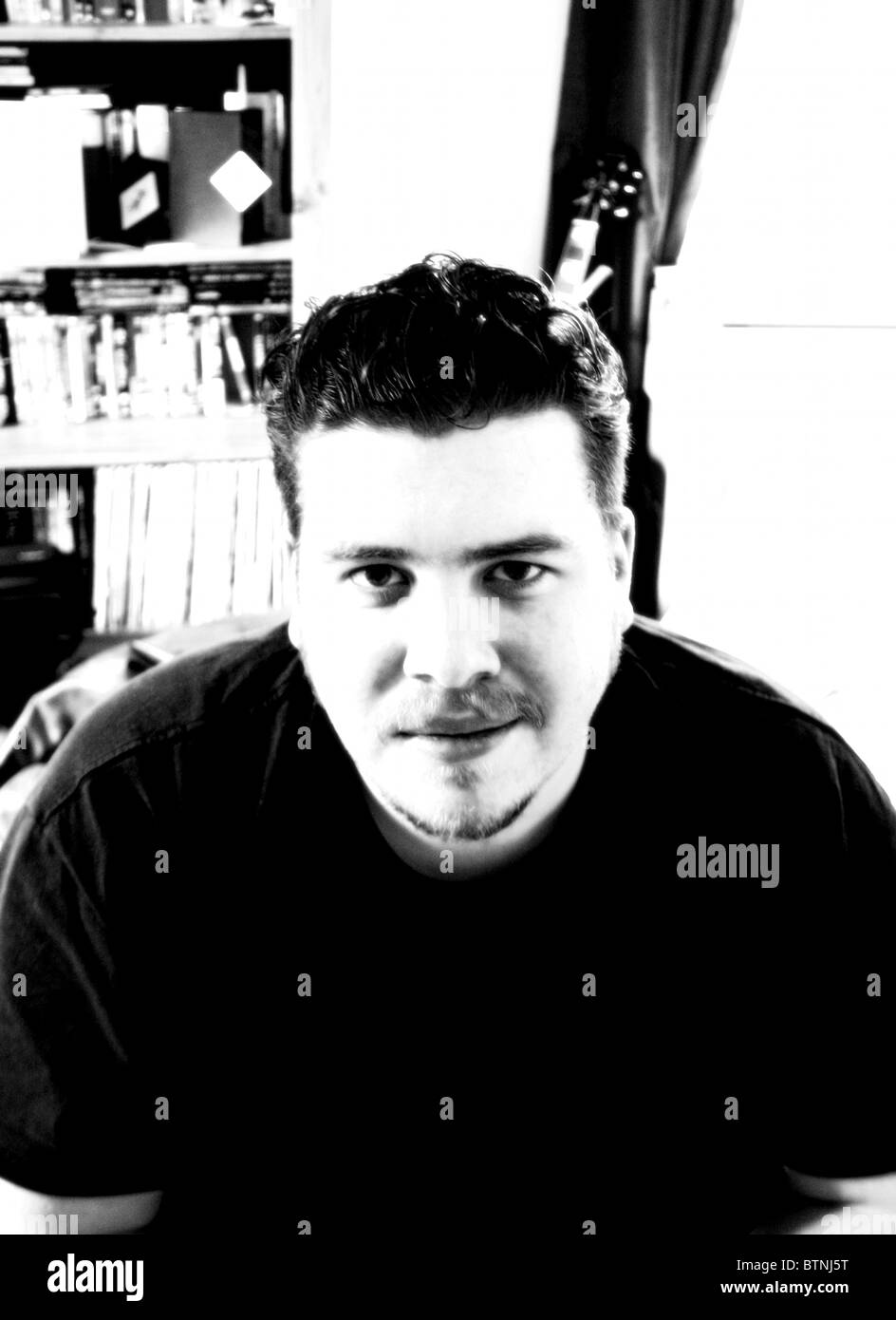 Soft focus immagine in bianco e nero di 27 anno vecchio maschio Foto Stock
