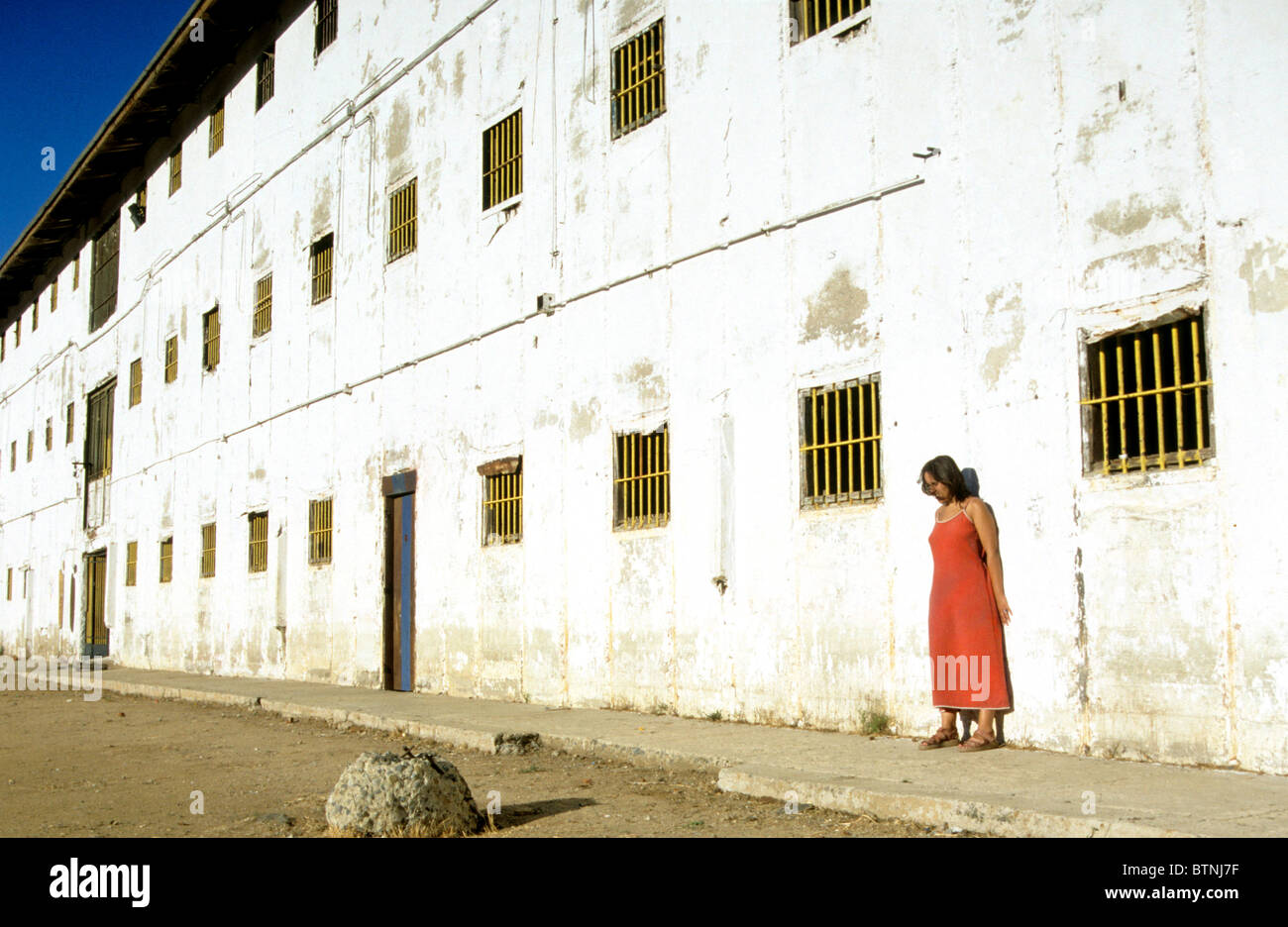 Giovani donne in piedi lungo le pareti di un carcere di peperoncino. Foto Stock