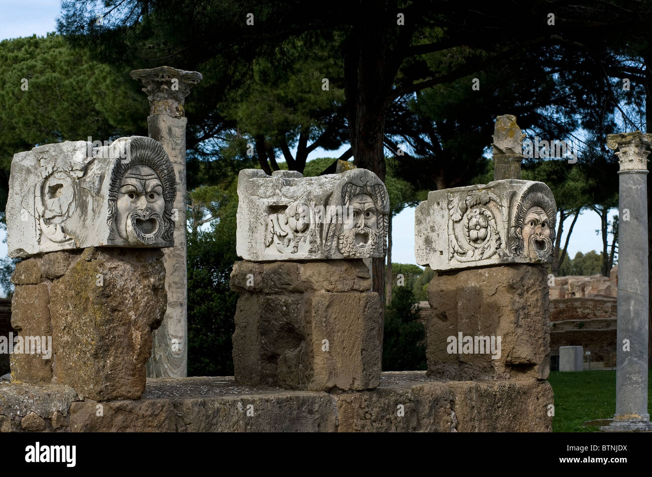 Maschere di pietra nel teatro antico. Ostia Antica Roma, Italia Foto Stock