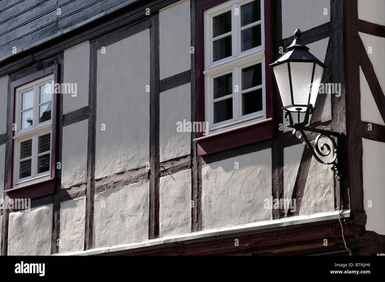Alte Straßenlampe und Fachwerkhaus, Wernigerode, Deutschland. - La vecchia strada lampada e casa in legno e muratura, Wernigerode, Germania. Foto Stock