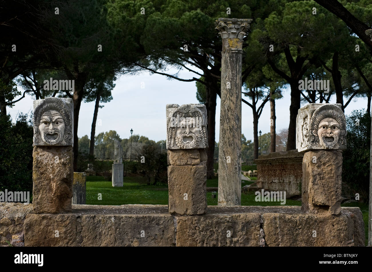 Maschere di pietra nel teatro antico. Ostia Antica Roma, Italia Foto Stock