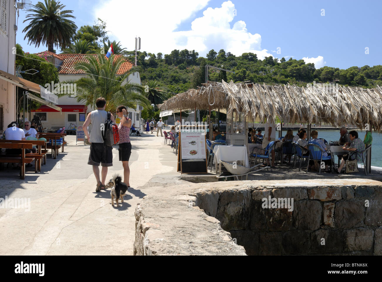 Una bella veduta della piazza principale di Donje Celo Villaggio sull'isola di KOLOCEP, isole Elafiti. Il Kolocep isola è il ... Foto Stock