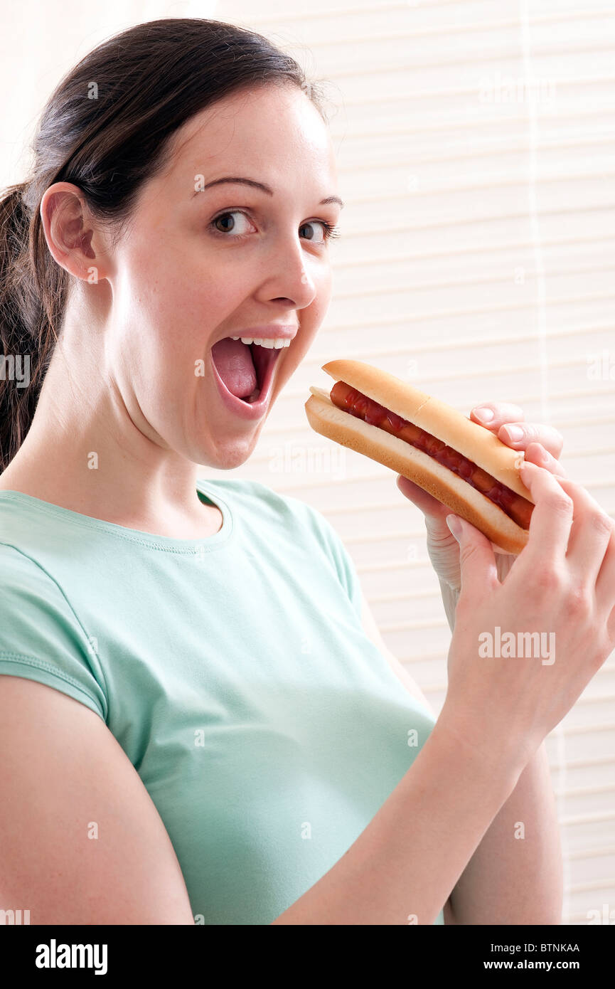 Teeen mangiare hot dog Foto Stock