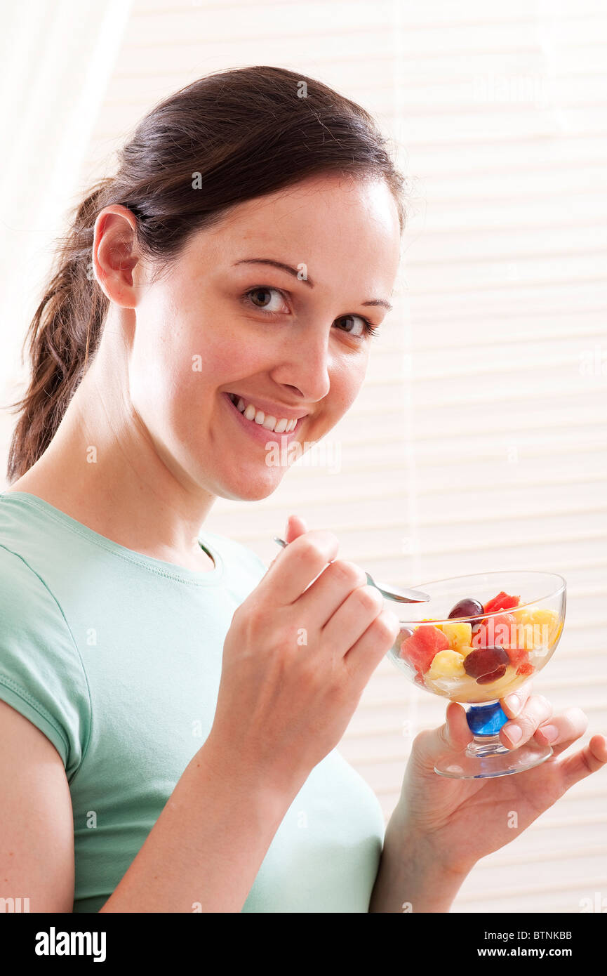 Teeen mangiare ciotola op frutti Foto Stock