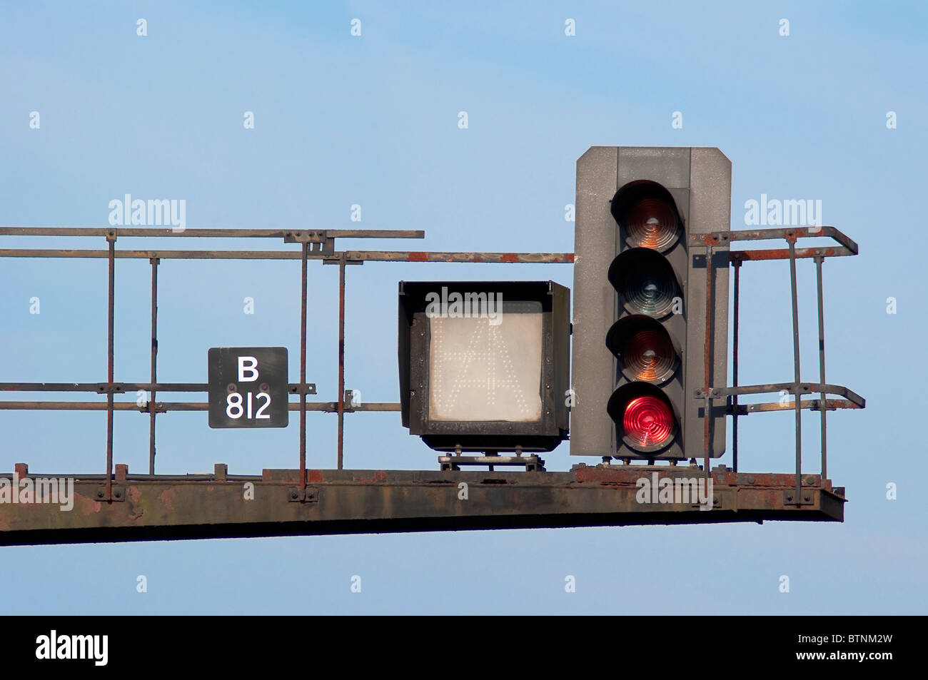 Gantry ferroviaria con una luce rossa di stop Foto Stock