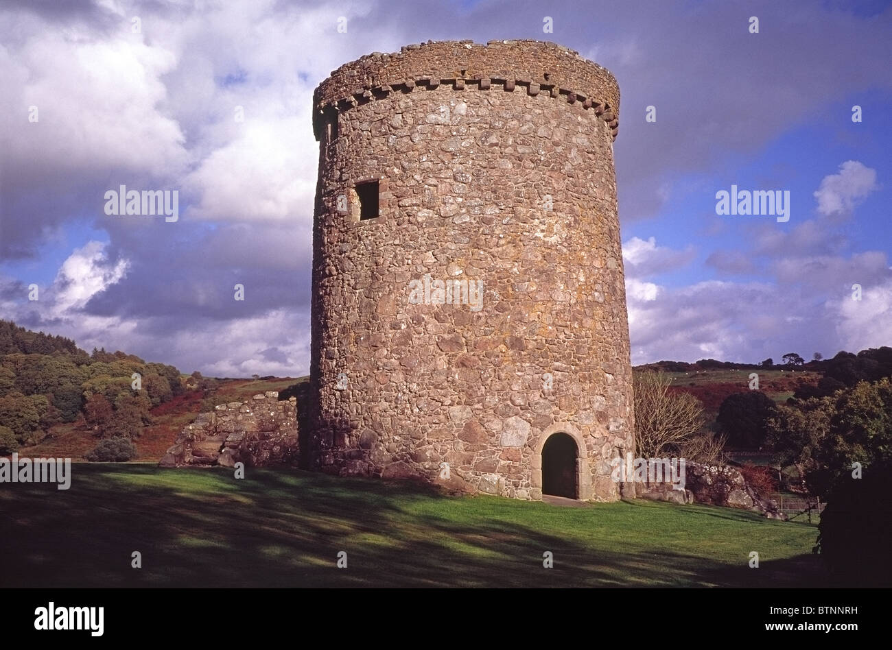 Orchardton torre difensiva una casa rotonda o pele (scorza) torre costruita intorno al 1460 da John Cairns, Dumfires e Galloway, Scozia Foto Stock