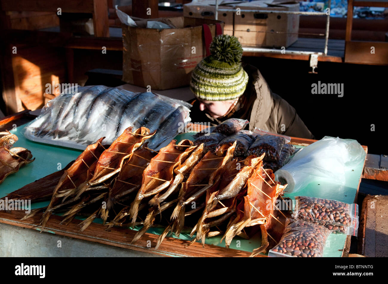 Pesce Omul a Listvyanka mercato. Listvyanka urbano-tipo insediamento sul lago Baikal Foto Stock