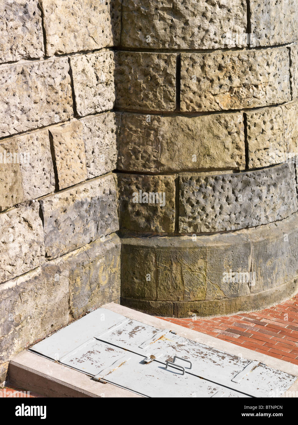 Il vecchio muro di pietra con entrata della cantina. Alta risoluzione formato mid shot. Foto Stock