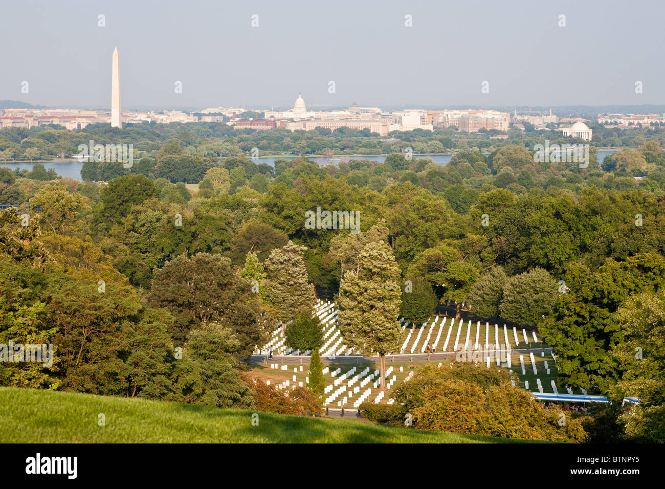 Il Cimitero Nazionale di Arlington, in Arlington, Virginia si affaccia su Washington DC attraverso il fiume Potomac Foto Stock