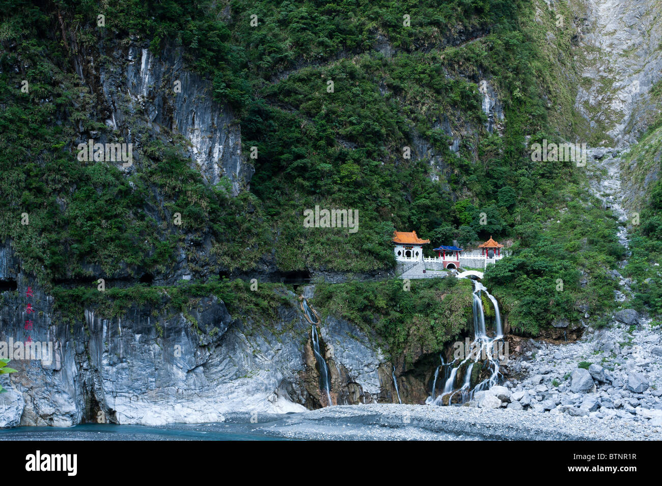 Changchun (Eterna Primavera) Santuario, cliffside e cascata, massi e il fiume che scorre attraverso il Marble Canyon, Taroko National Park, Taiwan Foto Stock