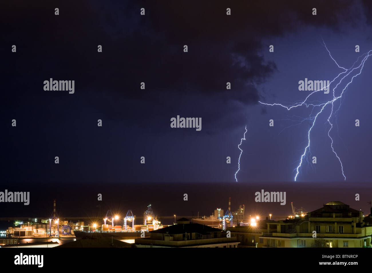 Un fulmine nel mare vicino al porto di Genova, Italia durante una violenta tempesta Foto Stock