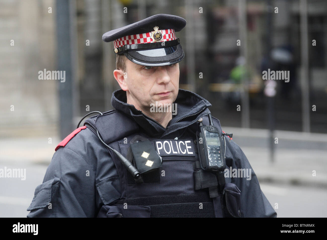G20 funzionario di polizia ordinato premere contingente per lasciare un'area entro la città di Londra o di essere arrestati durante il G20 proteste. Foto Stock