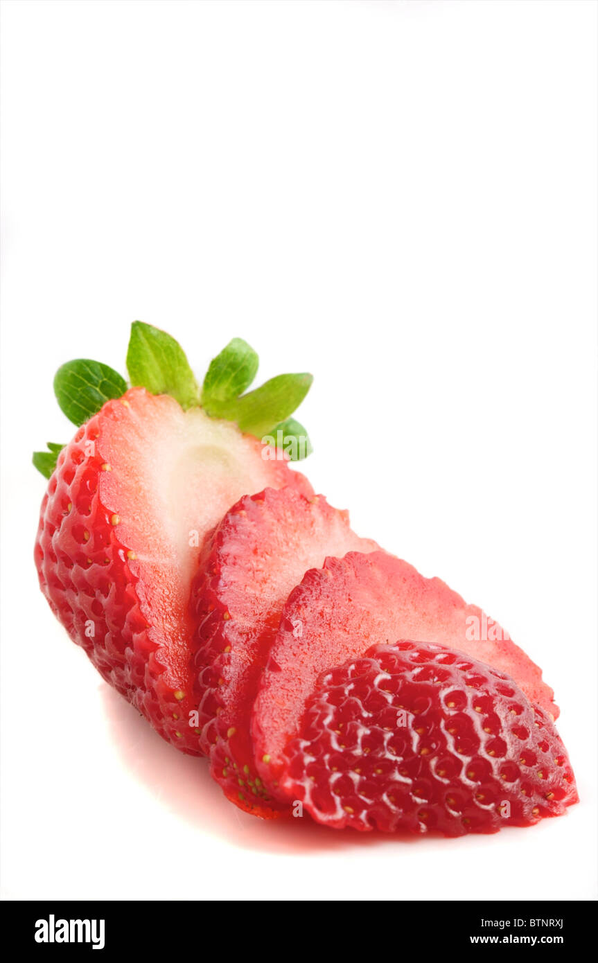 Fresche succose fragole a fette e isolate su uno sfondo bianco Foto Stock